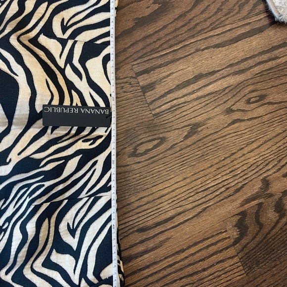 Banana Republic black and gold zebra print slit mini skirt. Size 18 Never worn - Picture 7 of 8